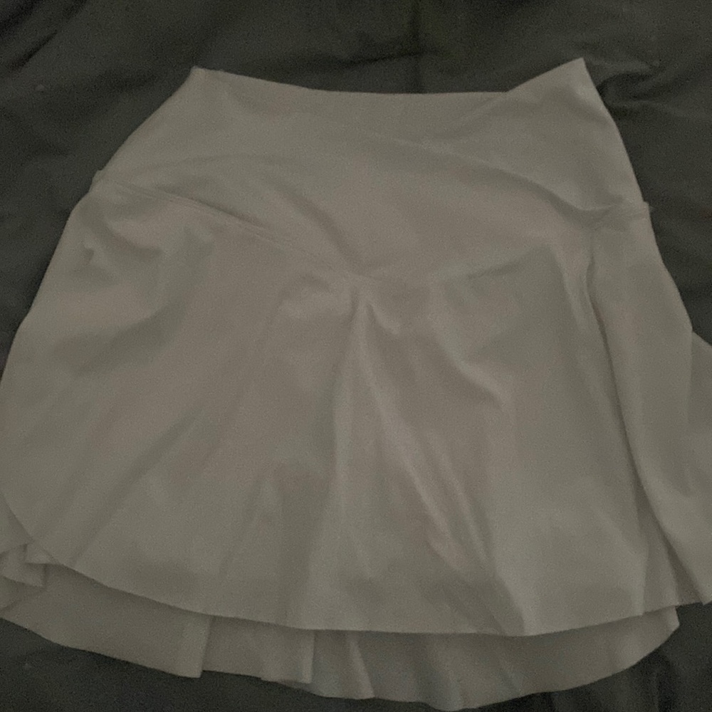 Cute white under shorts/ skirt top. Never worn. Size medium. Is a short skirt.